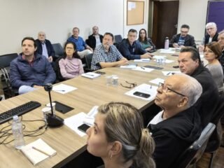 Paraná intensifica ações contra gripe aviária e reforça biossegurança em granjas para proteger setor avícola e garantir exportações.