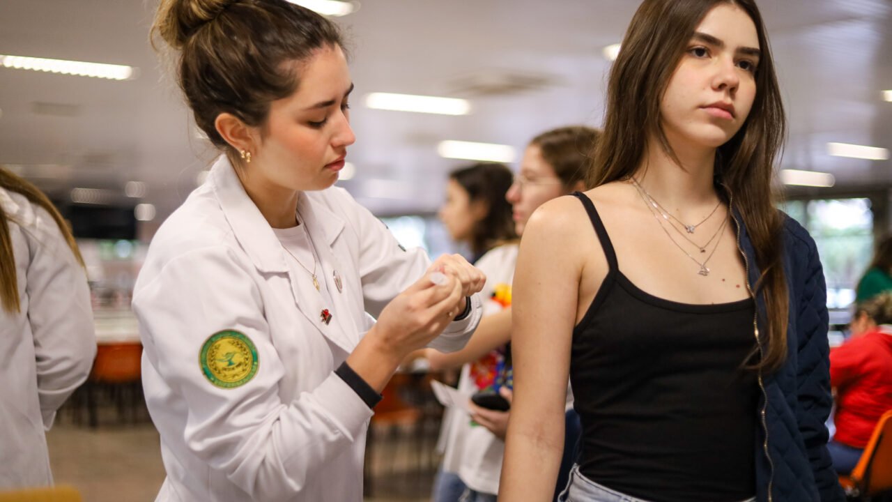 Prefeitura aplica mais de 1,4 mil vacinas contra a gripe na Universidade Estadual de Maringá