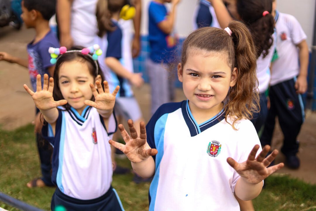 Alunos do Cmei Zilda Arns realizam segundo plantio de hortaliças na horta educacional