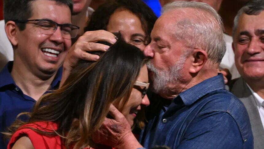 Lula beija Janja