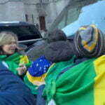 Van com ministros do STF é barrada por brasileiros em avenida de Nova York
