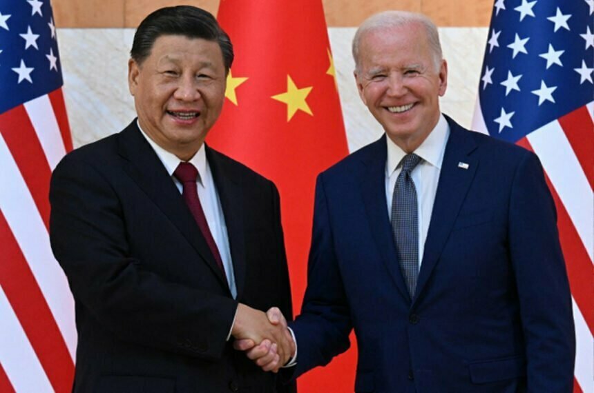 Joe Biden e Xi Jinping apertam as mãos pela primeira vez no G20