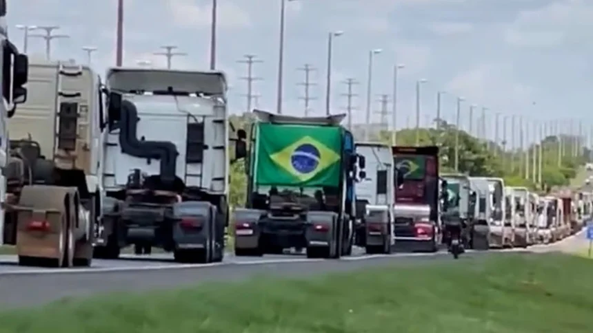 Comboio com mais de 100 caminhões chega a Brasília para protestar contra Lula