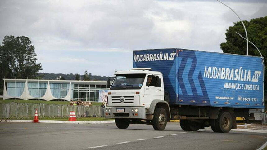 Caminhão de mudança retira móveis de Jair Bolsonaro do Palácio da Alvorada
