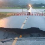 Chuvas destroem asfalto e interditam rodovia em SC