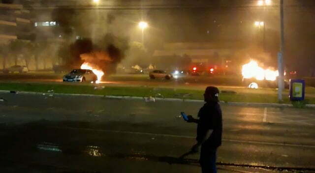 Manifestantes ateiam fogo em carros