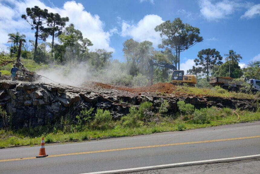 Detonação de rochas interdita rodovia no Paraná