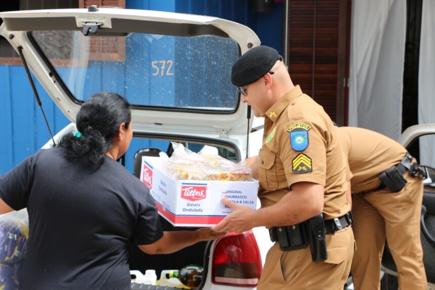 No Natal, Polícia Militar distribui mais de duas toneladas de alimentos e 1,2 mil brinquedos para crianças
