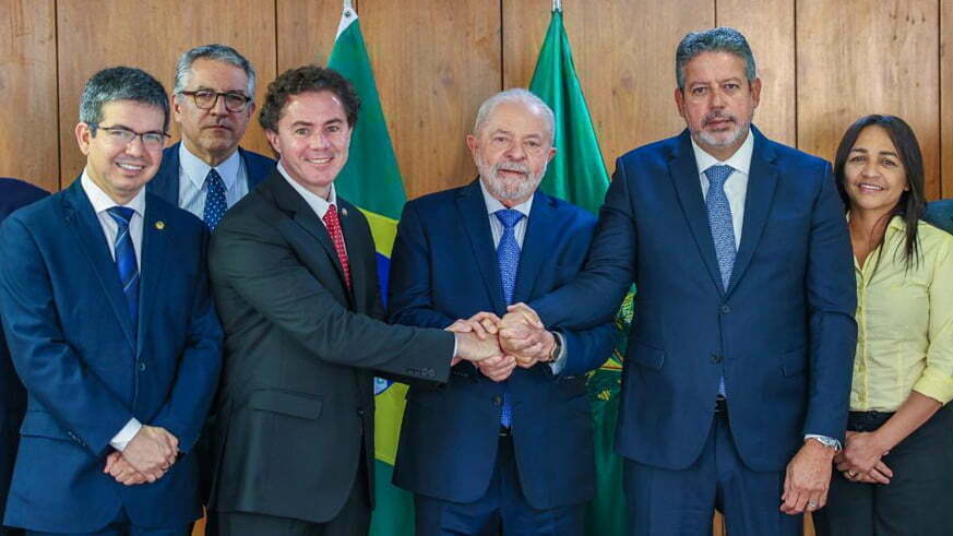Lula com o líder do governo no Congresso, senador Randolfe Rodrigues, o primeiro vice-presidente do Senado, Veneziano Vital do Rego (MDB) e o presidente da Câmara dos Deputados, Arthur Lira (PP). 