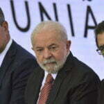 O ministro da Casa Civil, Rui Costa, o presidente, Luiz Inácio Lula da Silva, e o ministro do Trabalho, Luiz Marinho, durante encontro com dirigentes de centrais sindicais, no Palácio do Planalto.