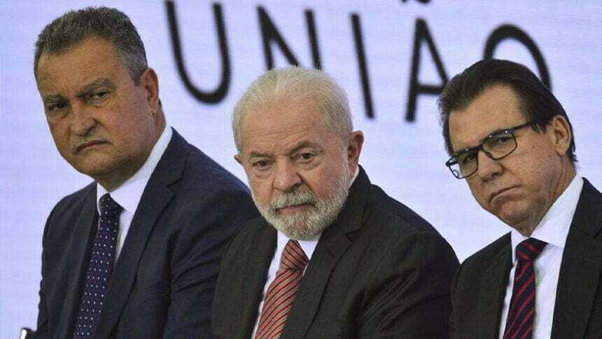 O ministro da Casa Civil, Rui Costa, o presidente, Luiz Inácio Lula da Silva, e o ministro do Trabalho, Luiz Marinho, durante encontro com dirigentes de centrais sindicais, no Palácio do Planalto.
