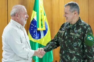 Lula anuncia troca no Comando do Exército