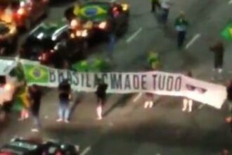 Manifestantes fecham acessos ao Aeroporto de Congonhas em protesto contra Lula