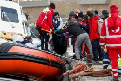 Sobe para 62 número de mortes em naufrágio no Sul da Itália