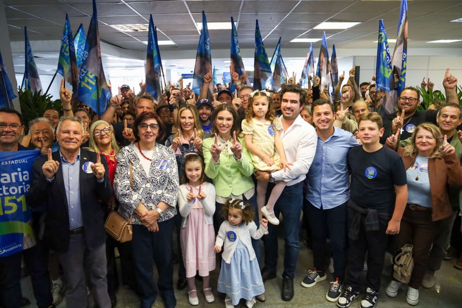 Deputada Maria Victoria inaugura comitê eparticipa de caminhada no Centro Histórico de Curitiba