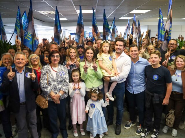 Deputada Maria Victoria inaugura comitê eparticipa de caminhada no Centro Histórico de Curitiba