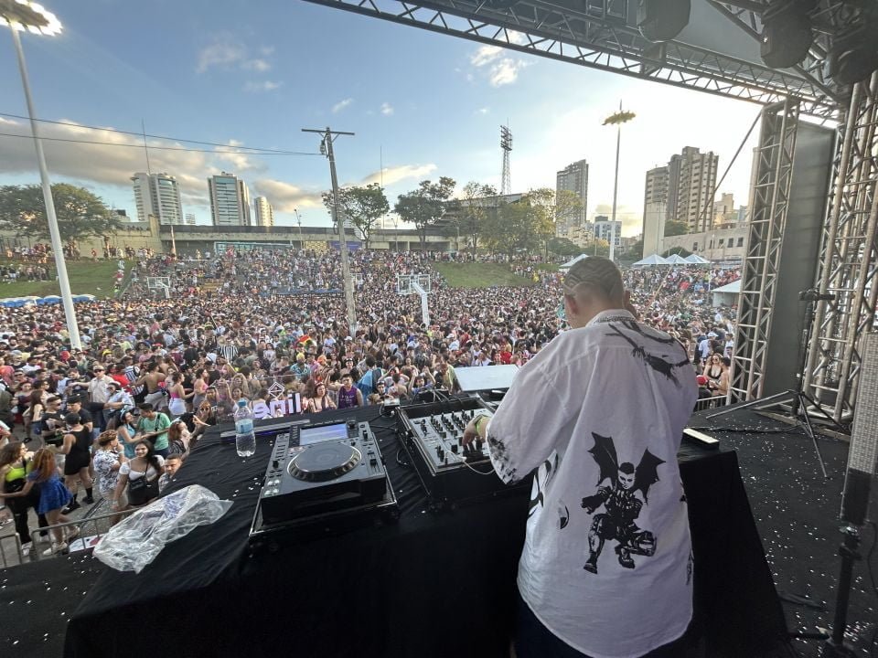 Carnaval de Maringá 2023 reúne cerca de 20 mil pessoas na Vila Olímpica