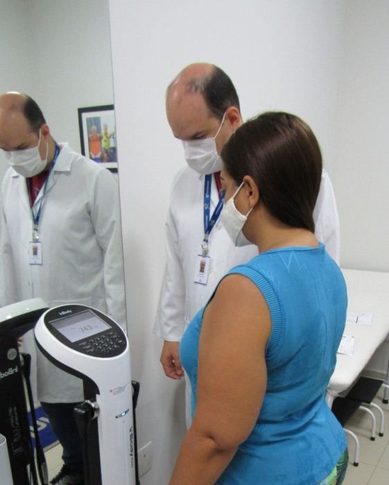 O projeto oferece aulas práticas com atividades aquáticas, além de acompanhamento nutricional e psicológico