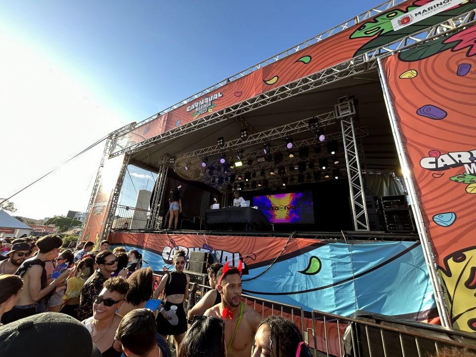 Carnaval de Maringá 2023 reúne cerca de 20 mil pessoas na Vila Olímpica