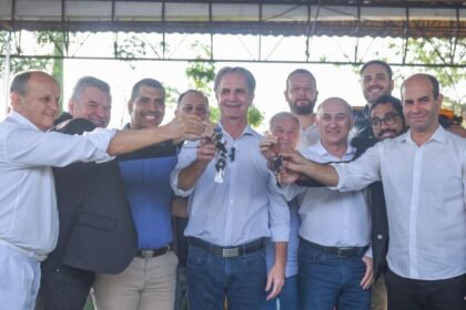 Prefeito entrega maquinários e uniformes aos servidores da Limpeza Urbana e anuncia investimento de R$ 5 milhões em novos equipamentos