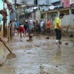 Temporais: voluntários fazem mutirão de limpeza e distribuem doações