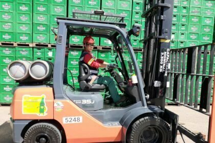 Grupo HEINEKEN abre novas vagas para mulheres empilhadeiristas, na cervejaria de Ponta Grossa