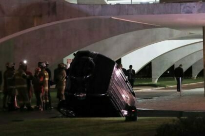 Carro cai em espelho d'água do Palácio do Planalto