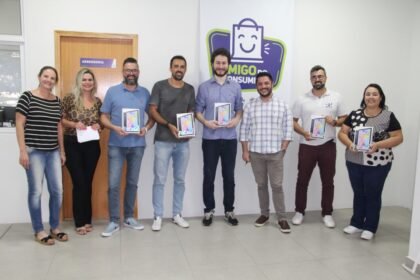 Procon de Maringá entrega novos tablets para servidores do setor de fiscalização