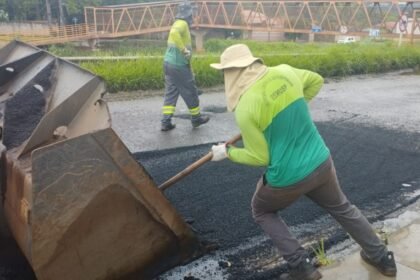 Maringá: Equipes aplicam 24,5 toneladas de massa asfáltica no fim de semana com trabalho intenso de recuperação de pavimento