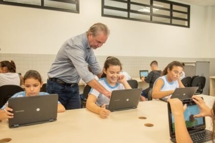 Prefeito Ulisses Maia inaugura nova escola no Jardim Atami e lança projeto ′Pomar Urbano′