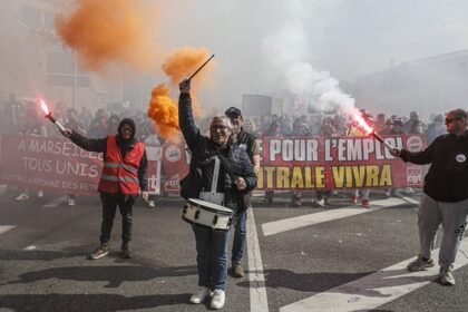Sindicatos da França intensificam protesto contra reforma previdenciária