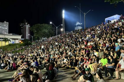 Telão: Centenas de pessoas lotam a Vila Olímpica e comemoram vitória do Maringá FC contra o Flamengo