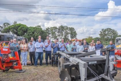 Prefeito de Maringá entrega maquinários agrícolas para comunidades rurais; o investimento é de R$ 614 mil