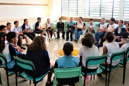 Maringá sai na frente com a implementação dos ′Círculos de Paz′ nas escolas municipais
