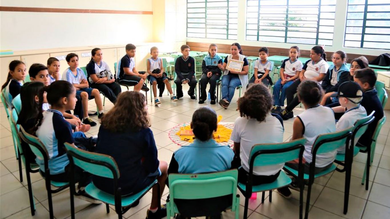 Maringá sai na frente com a implementação dos ′Círculos de Paz′ nas escolas municipais
