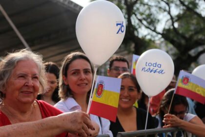 Milhares de pessoas celebram 76 anos de Maringá em tradicional desfile de aniversário