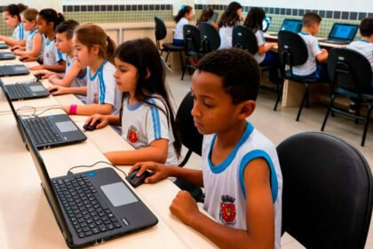 Prefeitura lança projeto de robótica e entrega mais de 3,8 mil tablets para rede municipal de ensino na quinta, 11