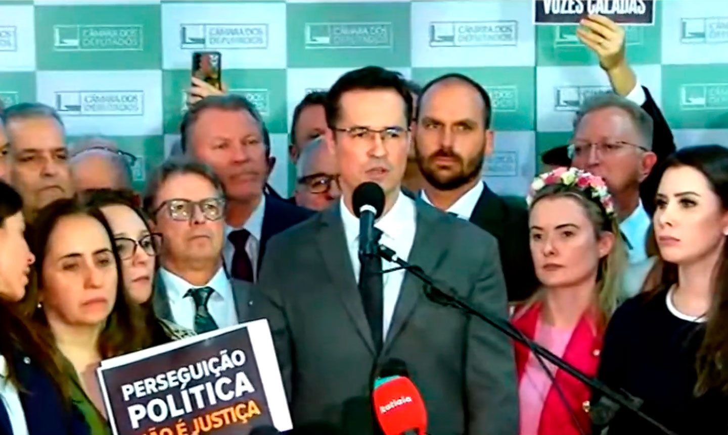 "Todo tombo dói, mas eu não vou desistir" diz Deltan Dallagnol sobre a cassação do seu mandato