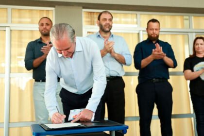 Ulisses assina decreto que regulamenta Patrulha Escolar da Guarda Municipal nos Cmeis e escolas