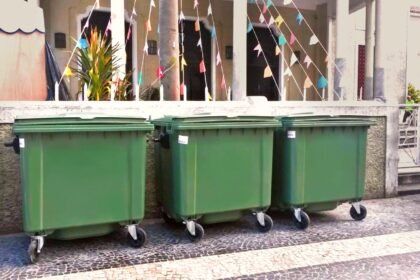 Descarte indevido de resíduos amplia riscos de enchentes e alagamentos