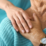 Iniciativa promove conhecimento e apoio aos cuidadores profissionais e informais