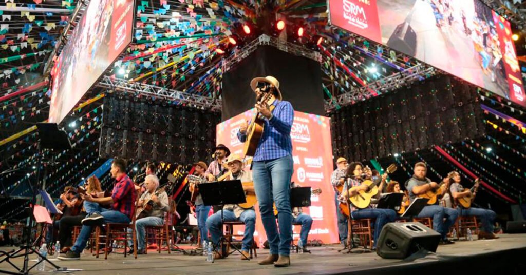 Maior São João do sul do país começa com moda de viola e quadrilha