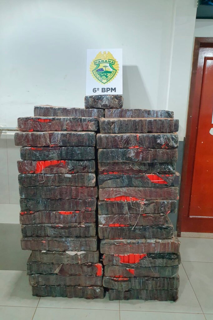 Tentou fugir e capotou! Polícia prende carros com centenas de quilos de maconha