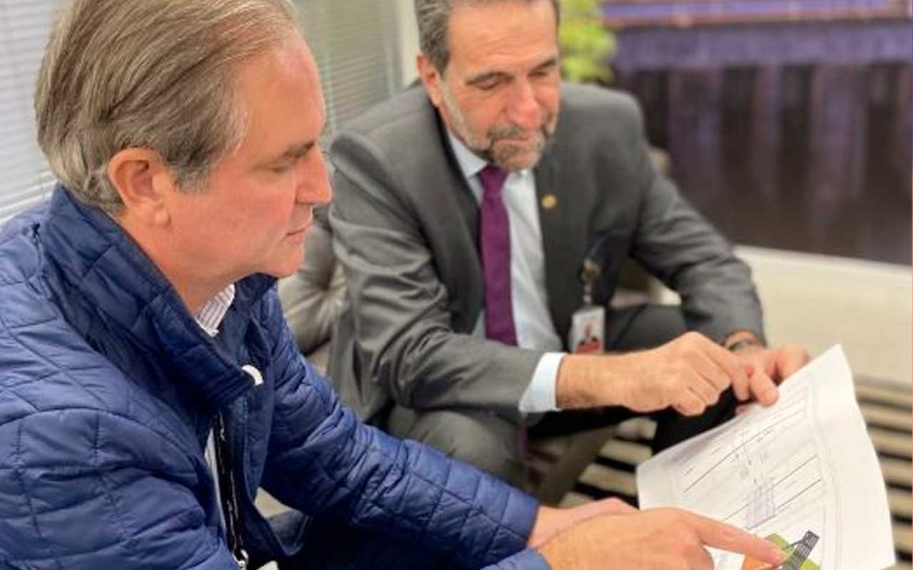 Ulisses Maia apresenta projeto da ciclovia da Avenida Tuiuti para Enio Verri diretor-geral da Itaipu, que confirma convênio para construção da obra em Maringá