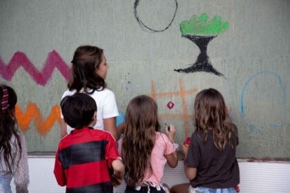 Crianças pintam muro em ação de casa de eventos em BH