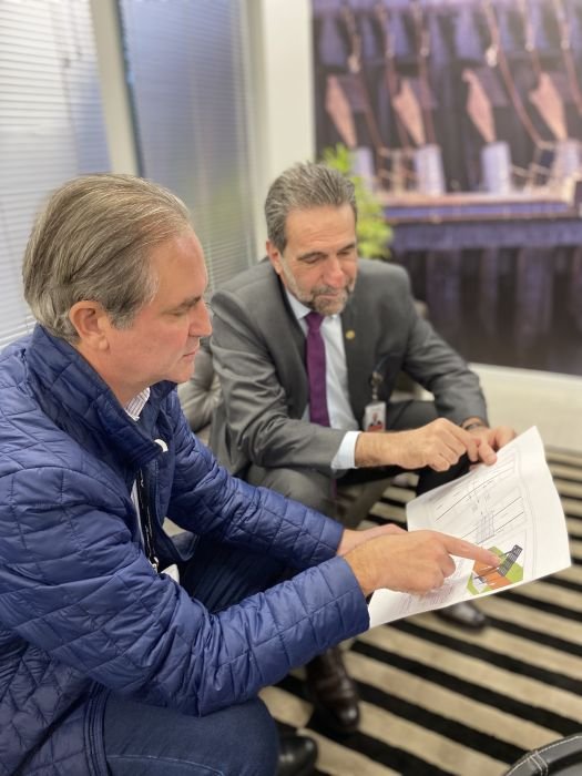 Ulisses Maia apresenta projeto da ciclovia da Avenida Tuiuti para Enio Verri diretor-geral da Itaipu, que confirma convênio para construção da obra em Maringá