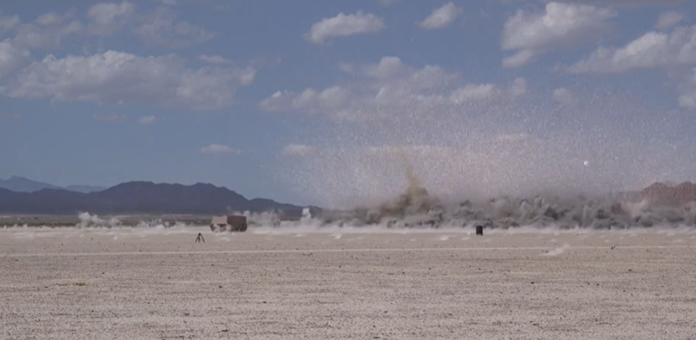 As munições cluster (bombas de fragmentação) espalham várias bombas e são proibidas por mais de 100 estados devido à sua ameaça aos civis.