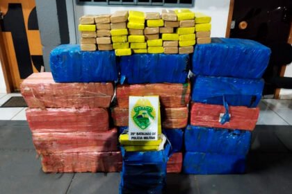 Cadê o motorista? Acidente na PR-323 termina em apreensão de mais de 400 quilos de maconha