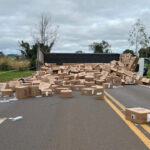 Caixas de cigarros contrabandeados em caminhão com placas falsas