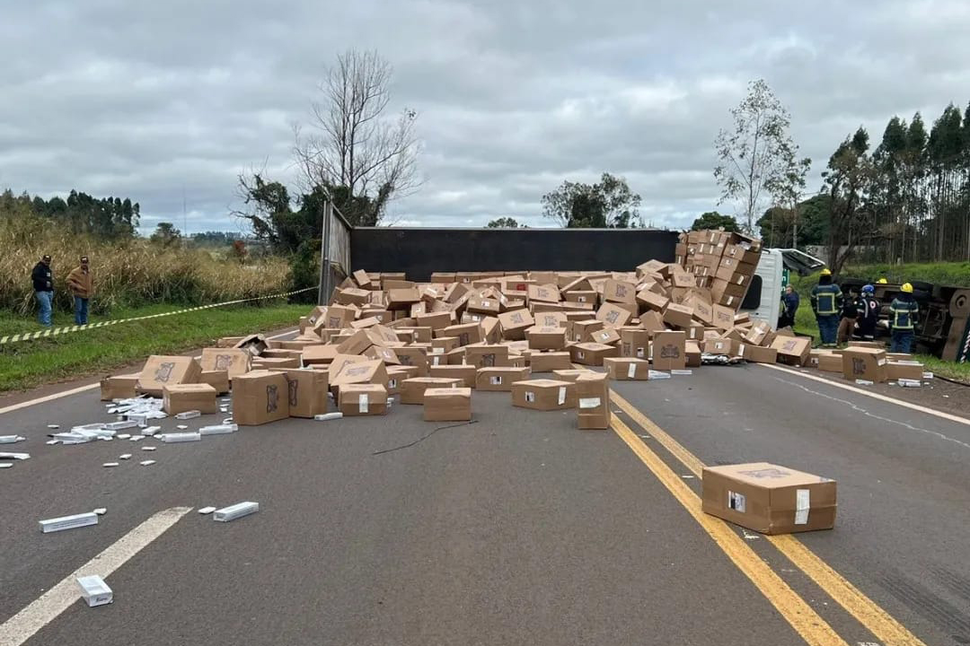 Caixas de cigarros contrabandeados em caminhão com placas falsas